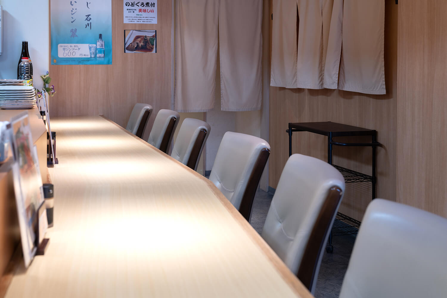 平靜的吧台座位，雖然是日本餐廳，但也能感受到西方風情