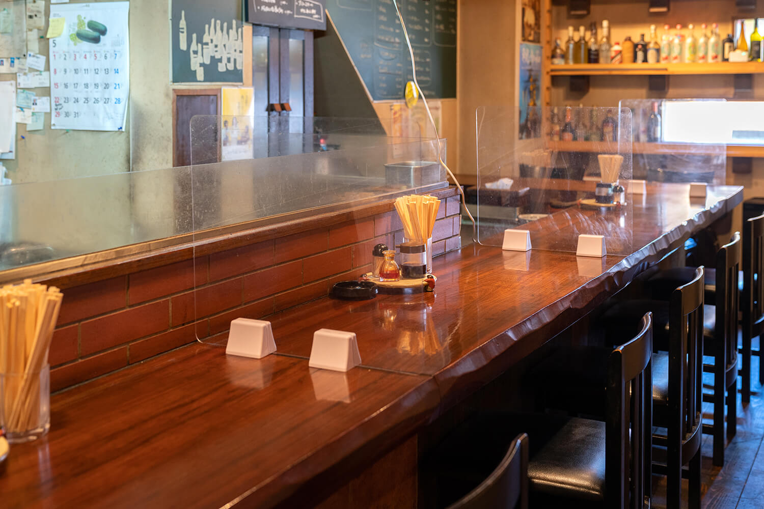 在開放式廚房的吧台上仔細品嚐