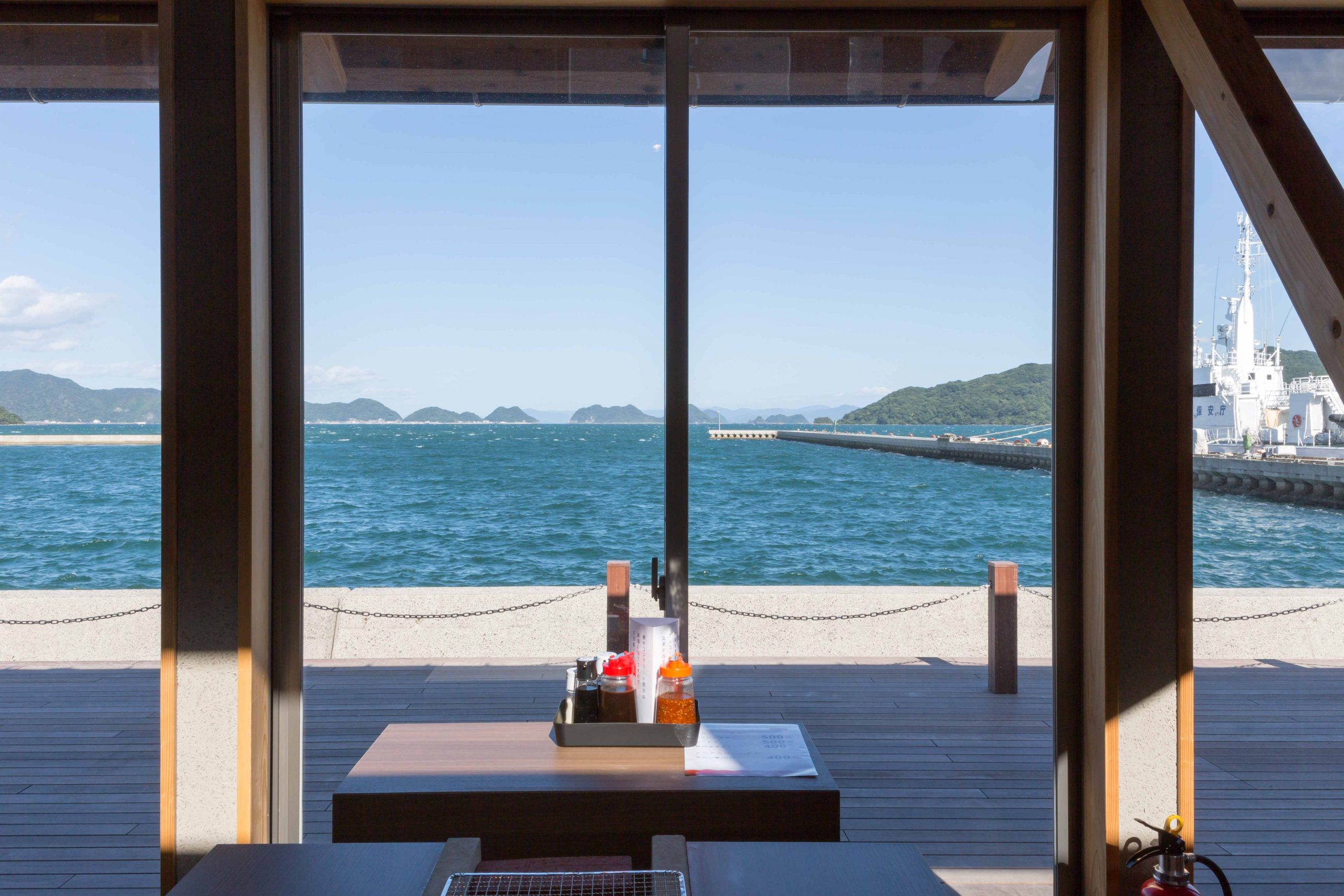  The restaurant overlooks Senzaki Bay. When you are ready to barbecue, go to the agricultural and marine products store right next door.