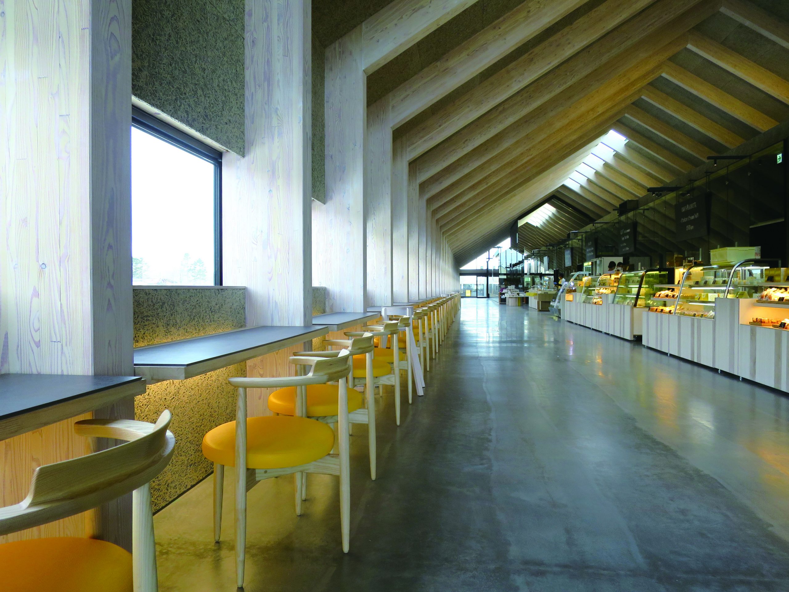 카운터 테이블의 창문 너머에는 광활한 잔디밭이 펼쳐져 있습니다. 날씨가 좋은 날에는 야외에서 과자를 맛보는 것을 추천합니다.