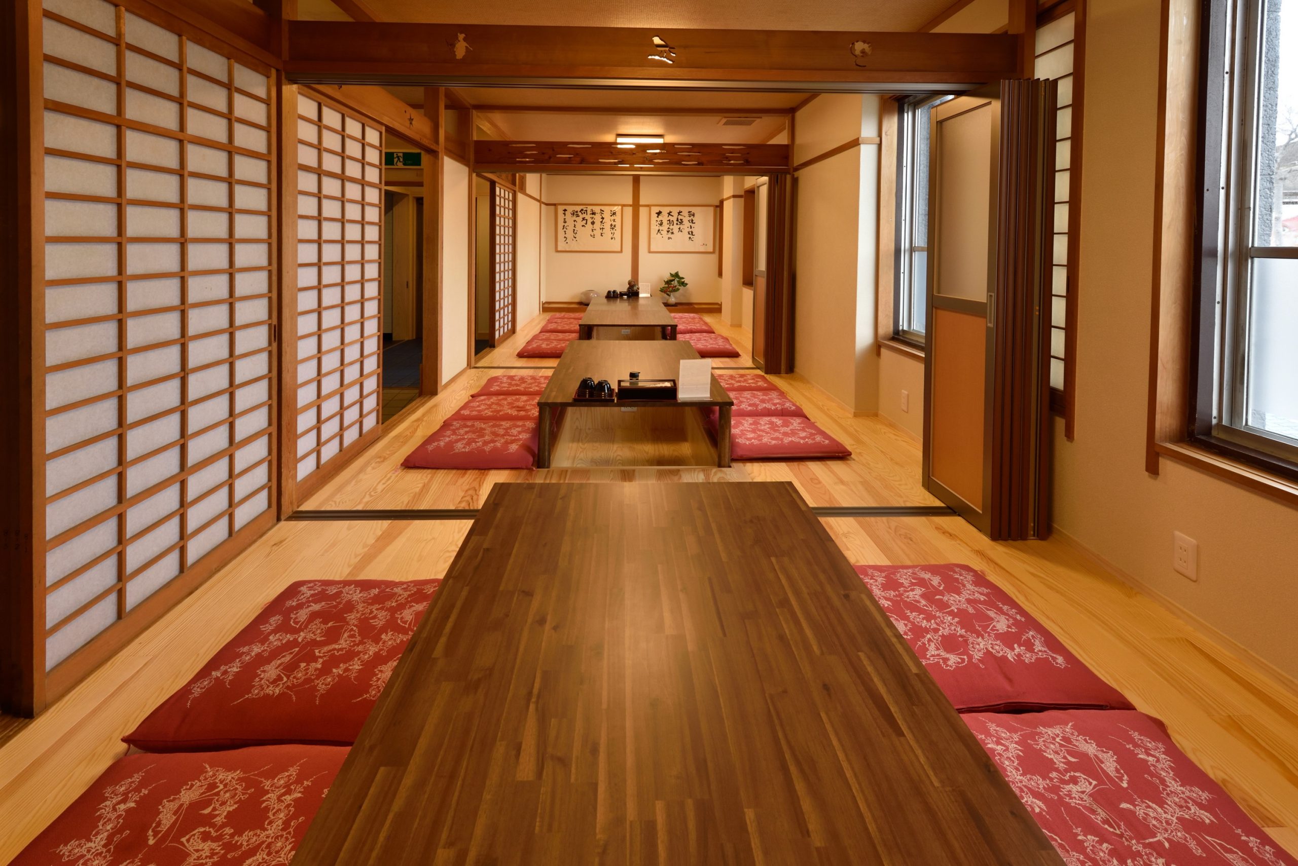  With plenty of sunken kotatsu seating, families can relax and fully enjoy the fresh seafood.