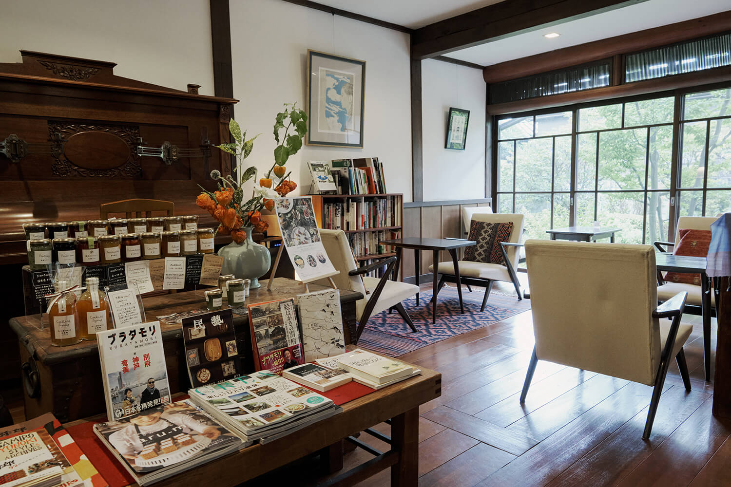 咖啡廳空間裡擺滿了書籍和原創果醬