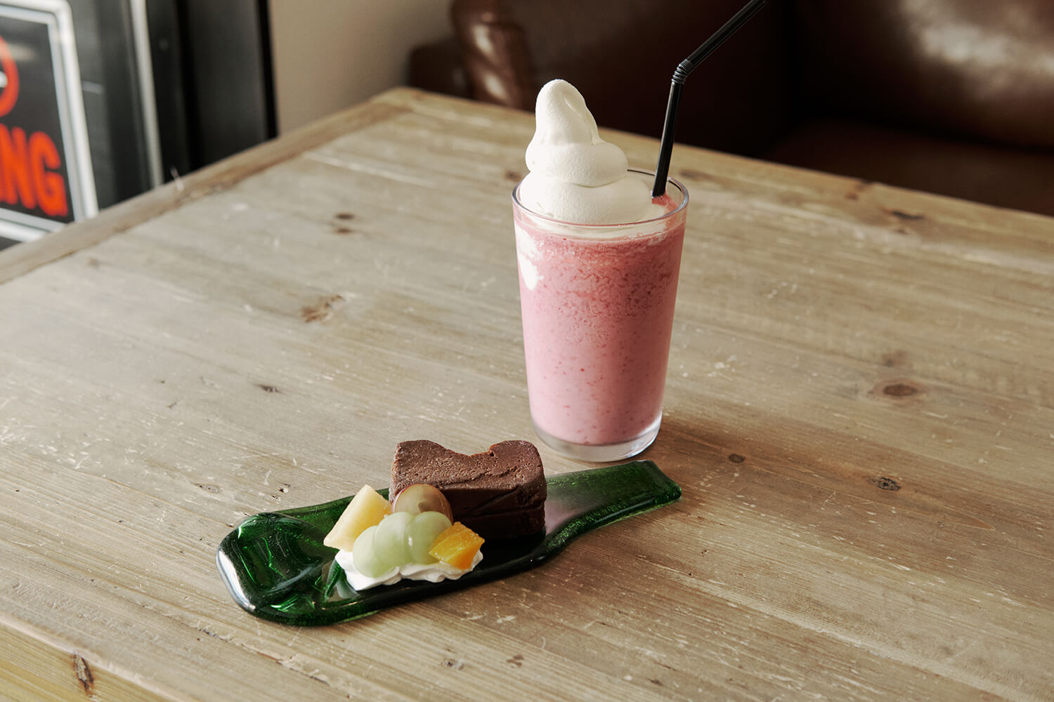 蛋糕套餐（巧克力蛋糕和混合漿果冰沙）JPY1150