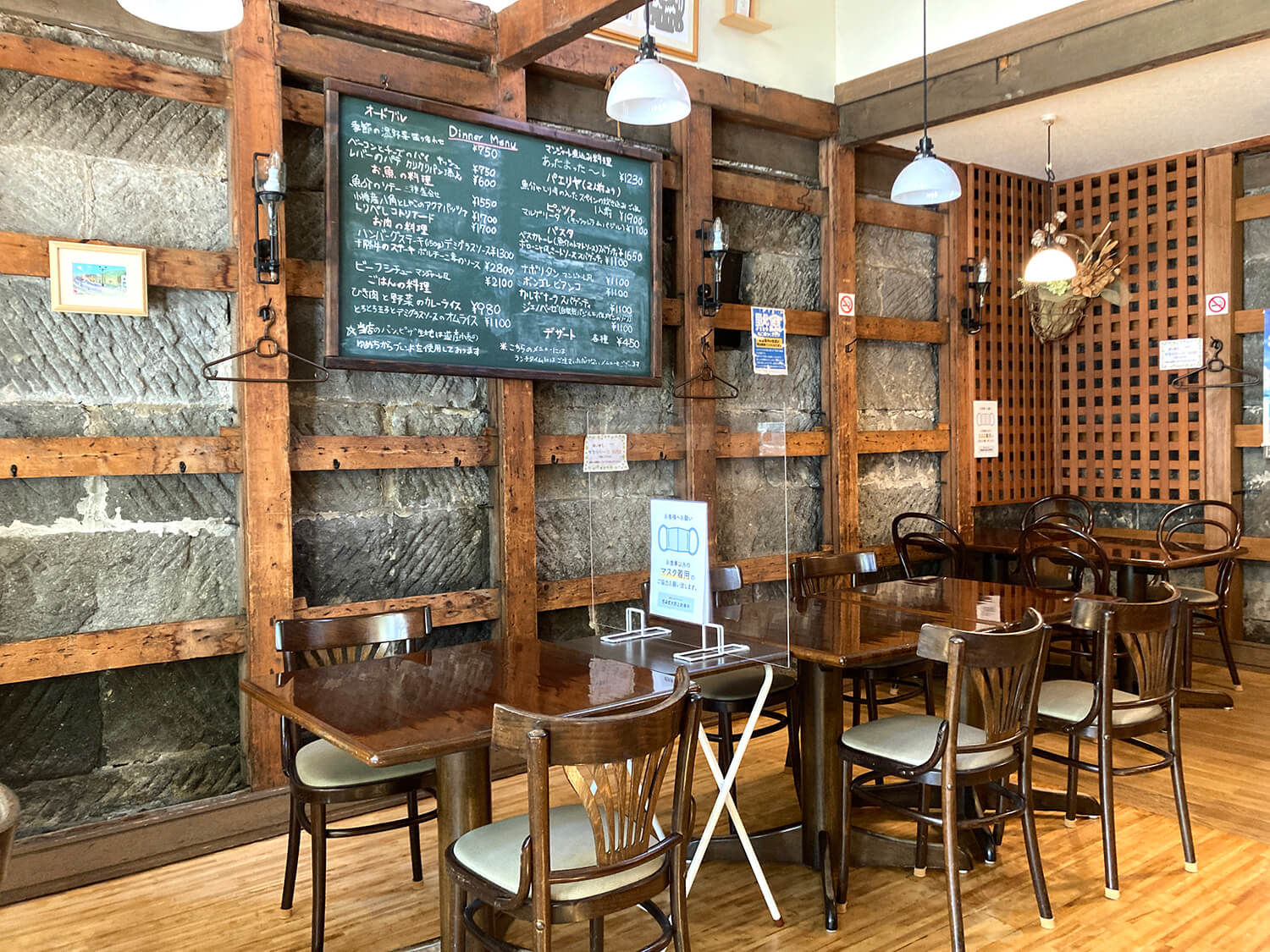 復古現代的空間，古老的木骨和柔軟的石頭，天花板很高，氛圍開放。