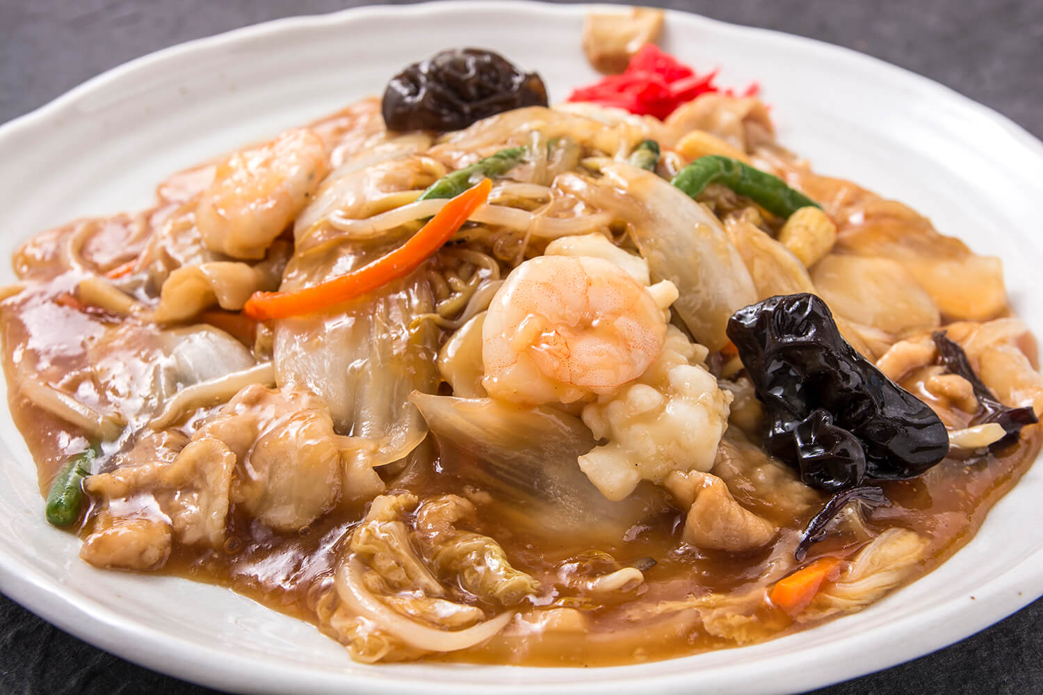 可以選擇醬油或鹽味，「紅燒炒麵」950日圓