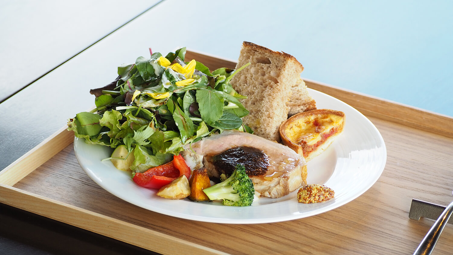 「一盤主菜午餐」JPY1500（附咖啡）。 此外，還有原創咖哩和開放式三明治。