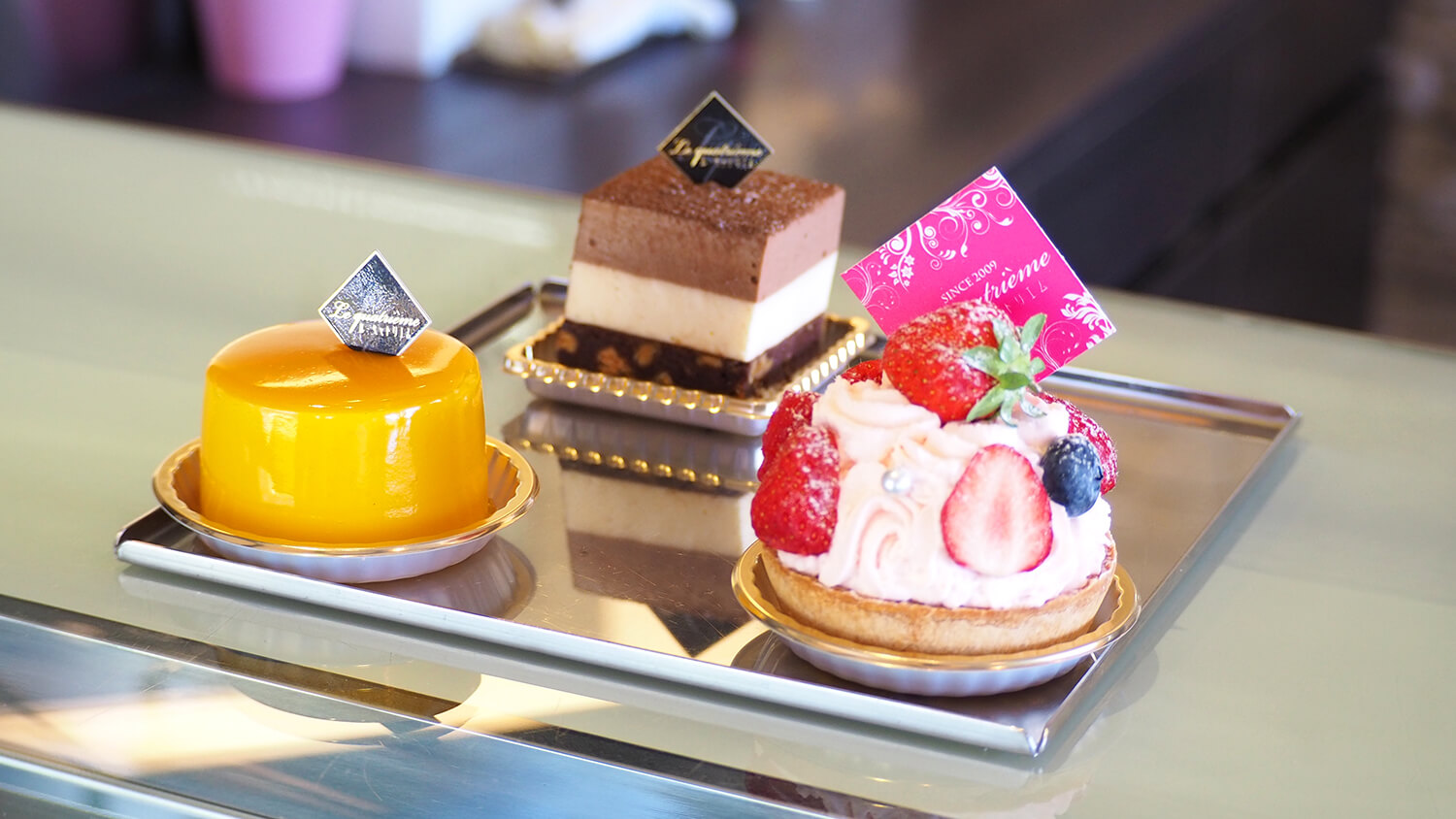 招牌商品「Catliem」（背面）420日圓和其他精緻的法式點心以實惠的價格出售。