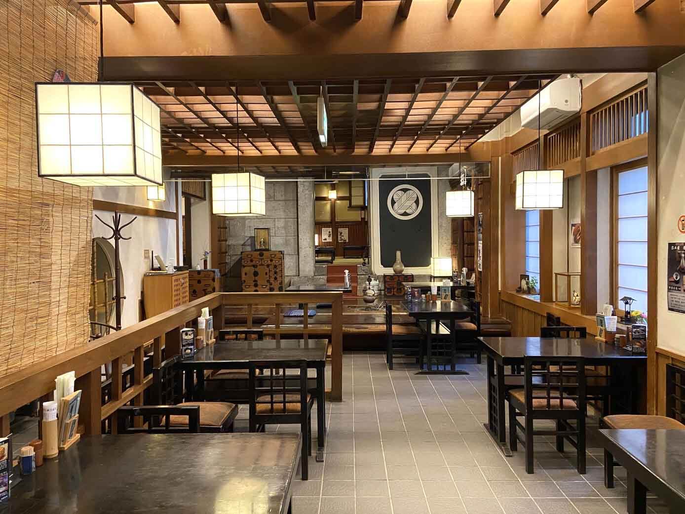 倉庫前的木板地板是融合石倉庫的獨特結構。 壁爐和日式抽屜櫃營造出古色古香的氛圍