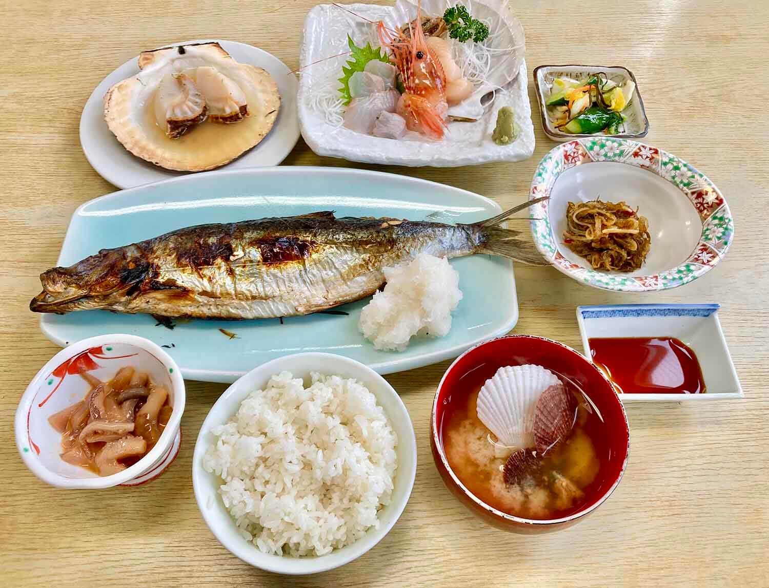「御湯定食」是烤魚、生魚片、烤貝類的套餐，JPY2700 自製的鹹魚、松前漬物、貝類味噌湯也很美味。
