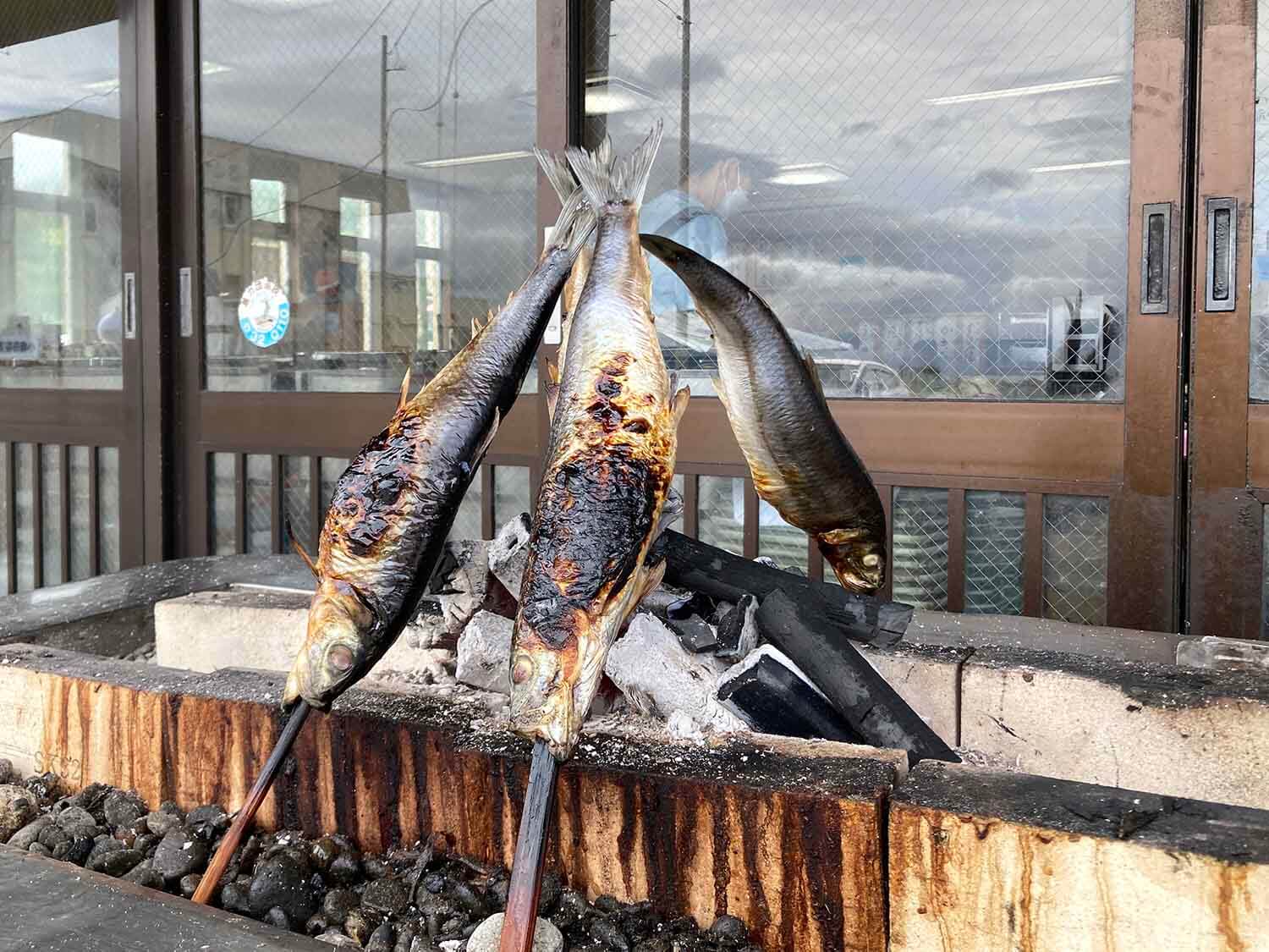 從一月到三月，前濱的鯡魚會出現。 在捕撈季節之外，他們還會購買外國產品，並有大量的肥魚可供選擇。