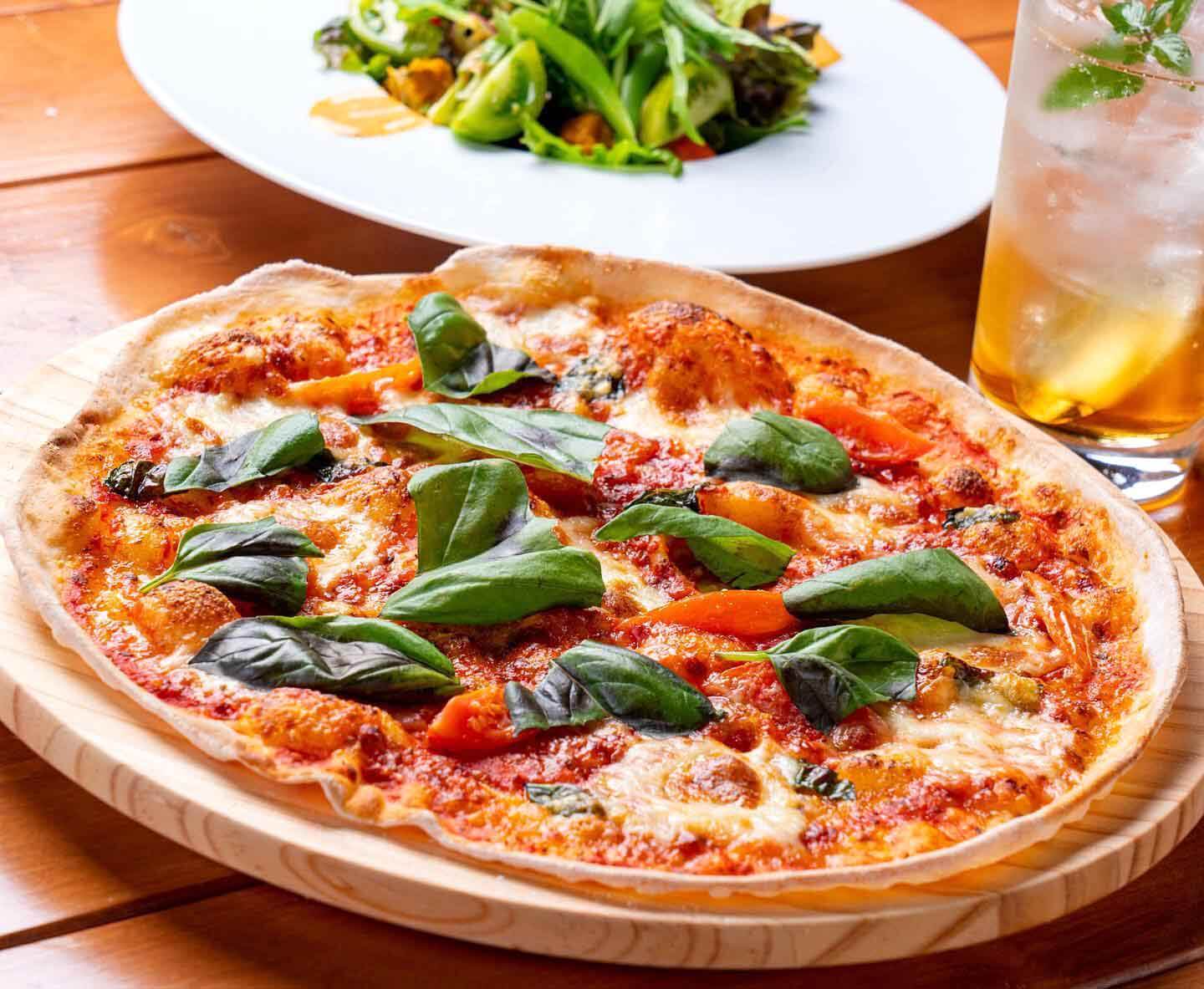 可以選擇披薩或義大利麵，JPY1320「午餐套餐」（附沙拉和飲料）