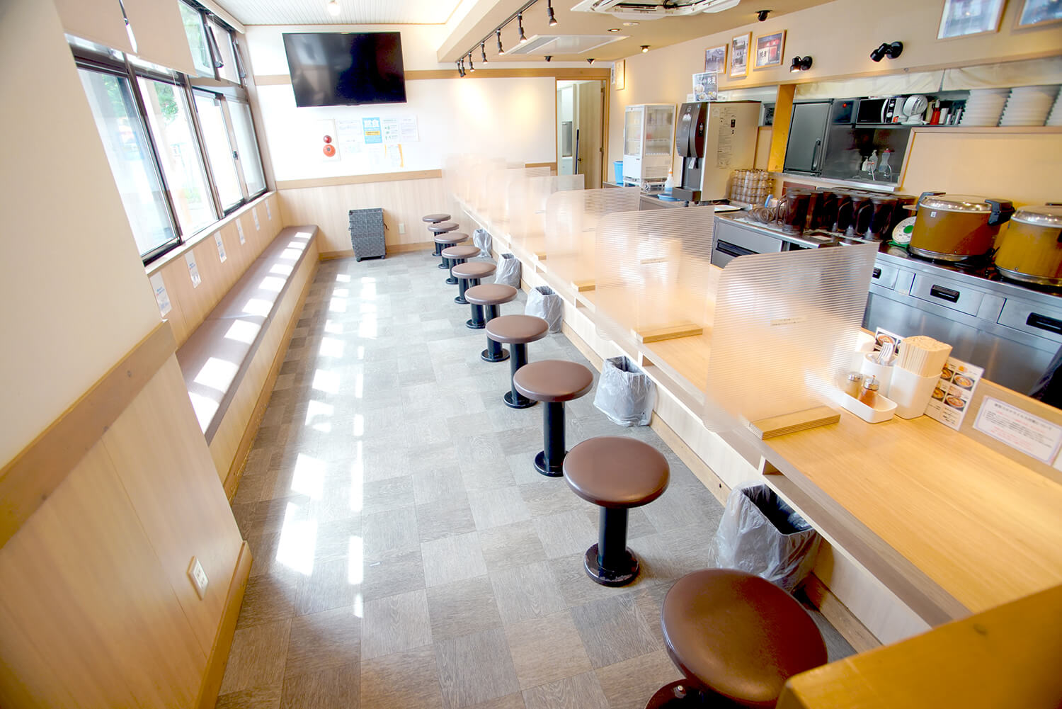 寬敞明亮的內部充滿活力，可以感受到老店的別緻