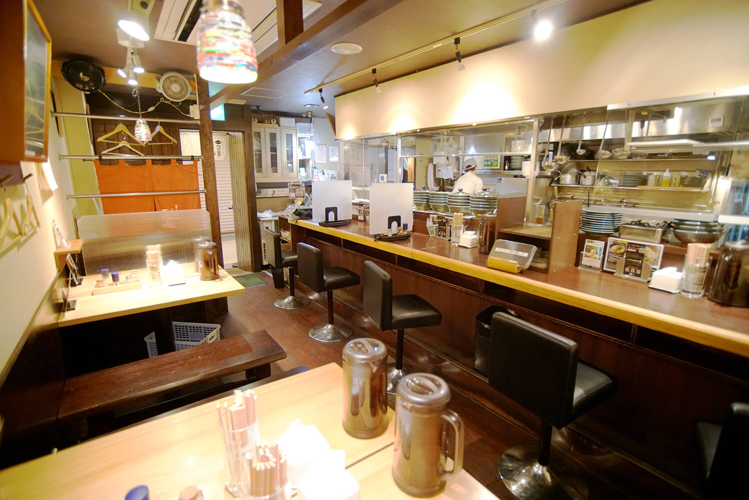 以成年人常去的拉麵店為目標的平靜室內裝潢