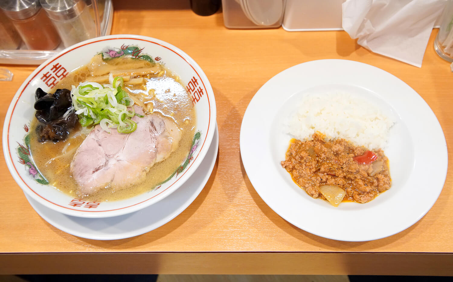 您可以在「醬油拉麵和半份咖哩套餐」中享用拉麵和香料咖哩JPY1100