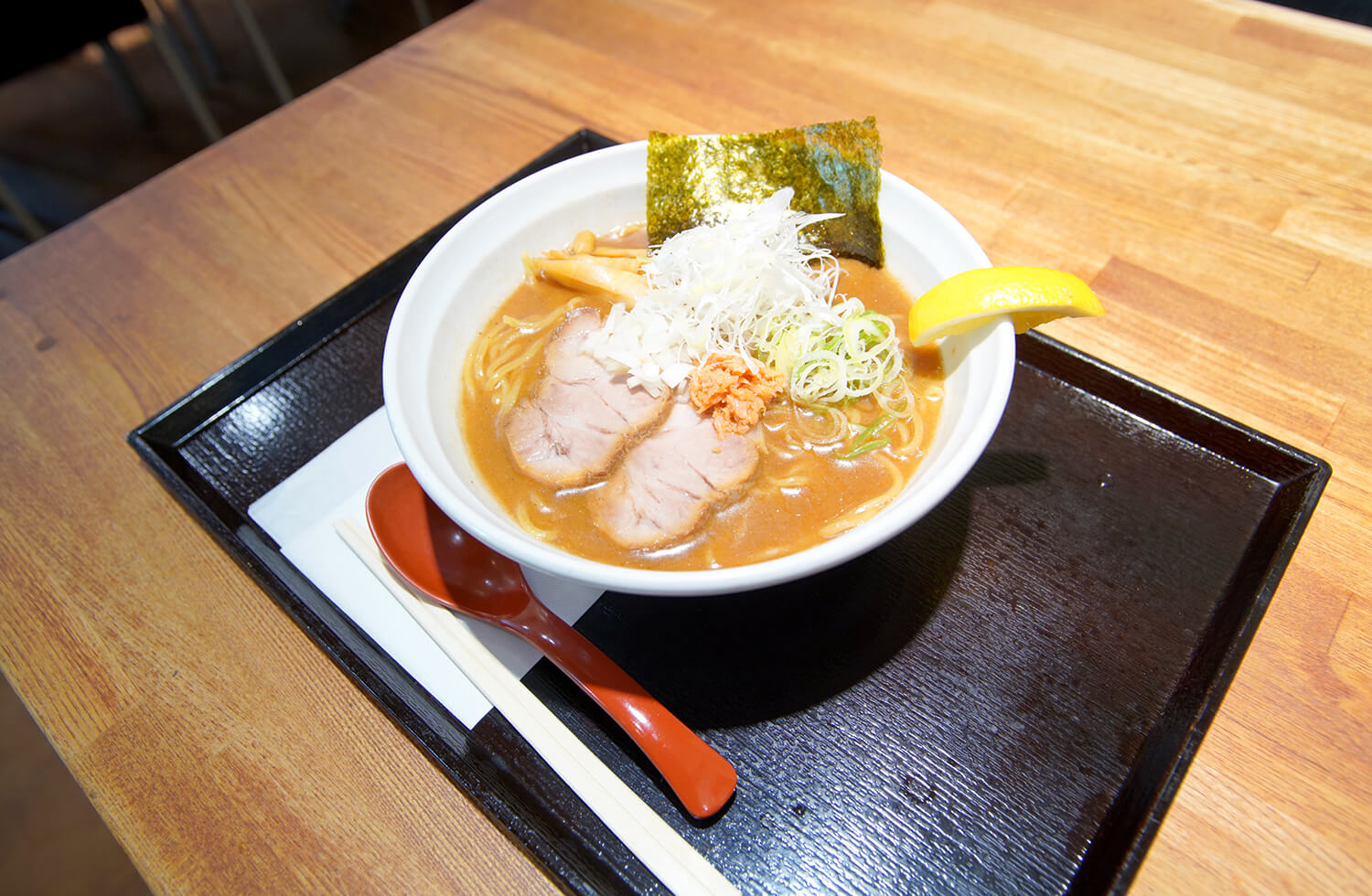以鮭魚醬和切檸檬為點綴的「和國鮭魚湯醬油拉麵」（850日圓）
