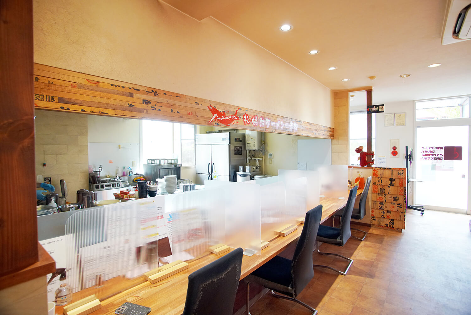 店內的時尚氛圍受到許多人的歡迎，吧台、部分牆壁以及等候區的長椅和椅子上都使用了魚盒