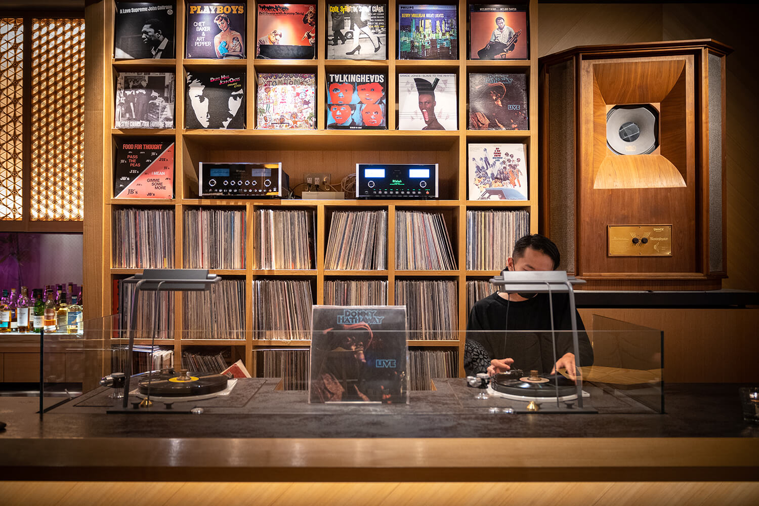 從世界各地收集的 1,500 多張唱片，從永恆的傑作到稀有的音源