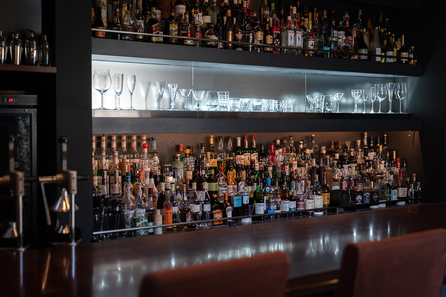 中央排列著百家樂眼鏡的吧台座位