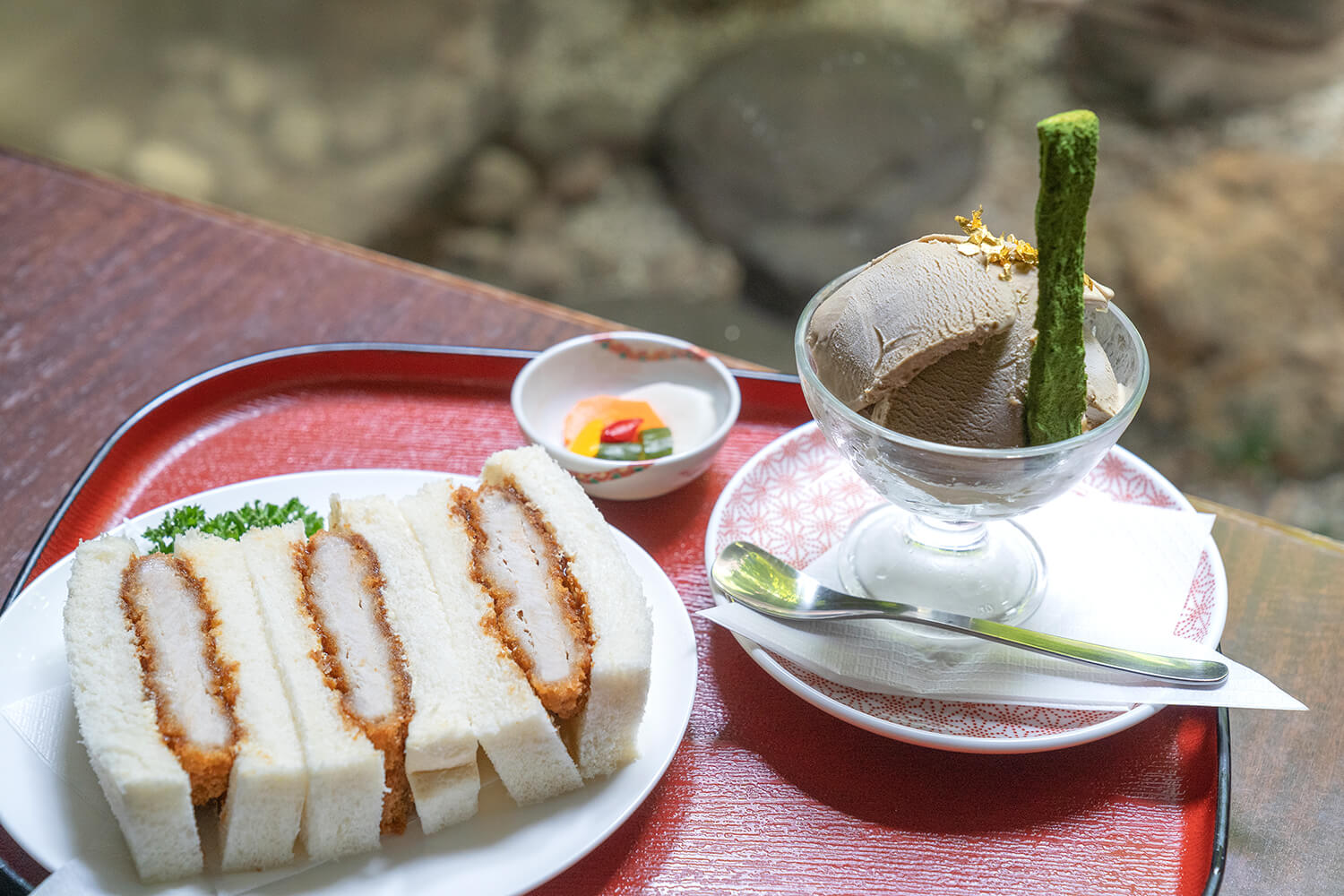 「茶屋炸豬排三明治」（JPY800）、「加賀棒茶意式冰淇淋」（JPY500）
