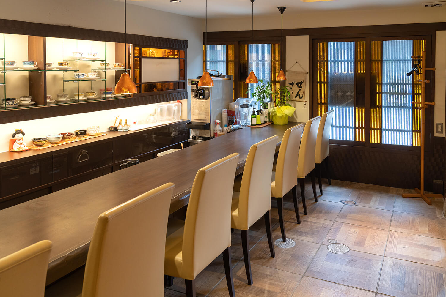 即使您獨自一人，也可以選擇可以選擇碗的吧台座位