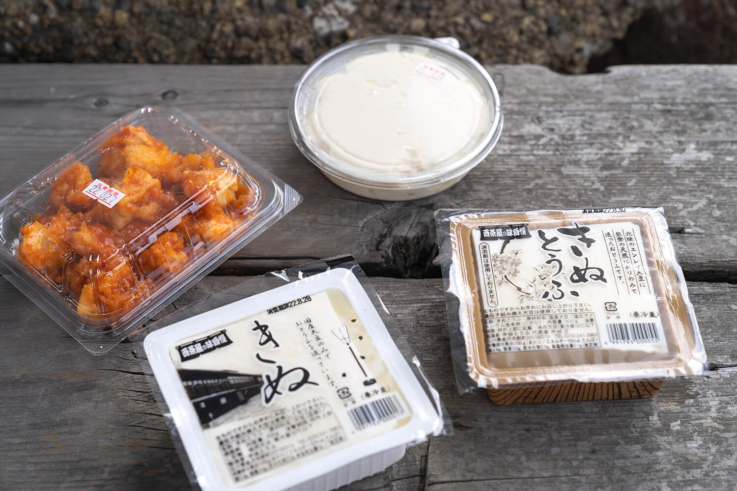 「生炸辣椒醬」（250日圓）、「寄豆腐」（270日圓）「絲豆腐」（150日圓）「老豆腐」（270日圓）