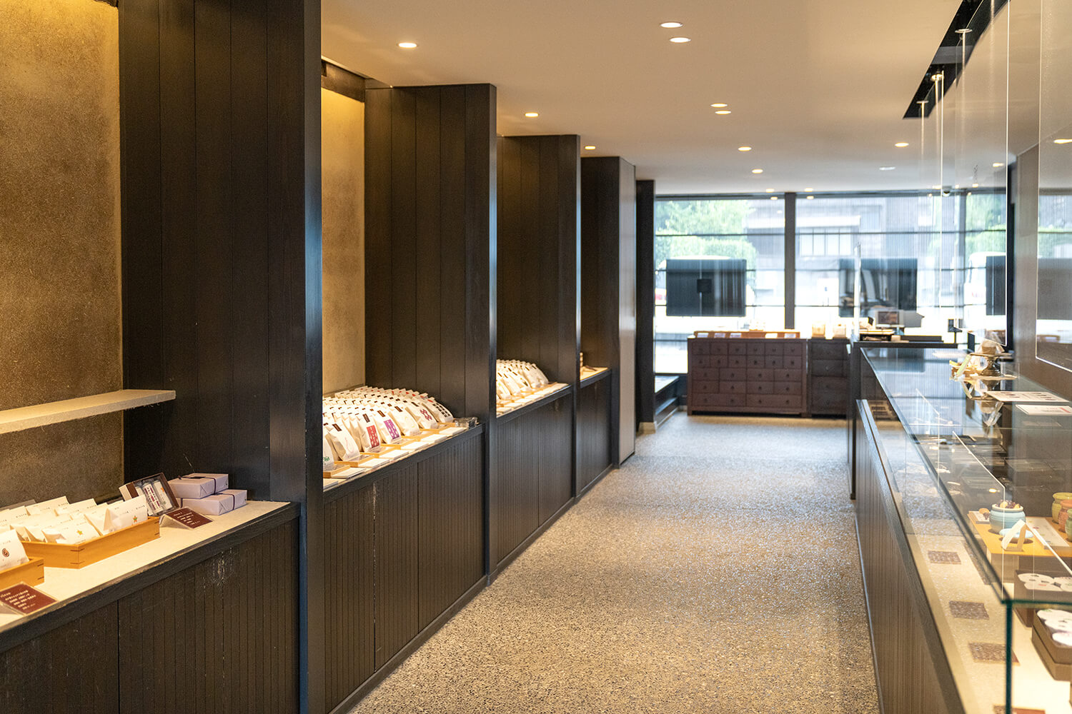 產品整齊地排列在聯排別墅的平靜空間中