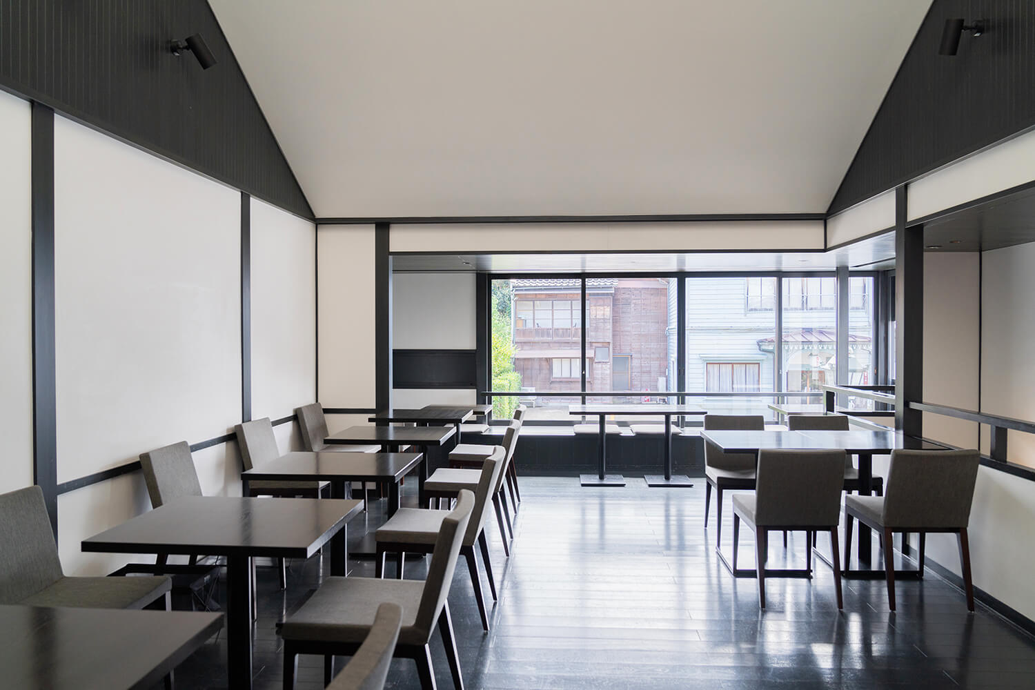 黑白配色的沉穩內飾