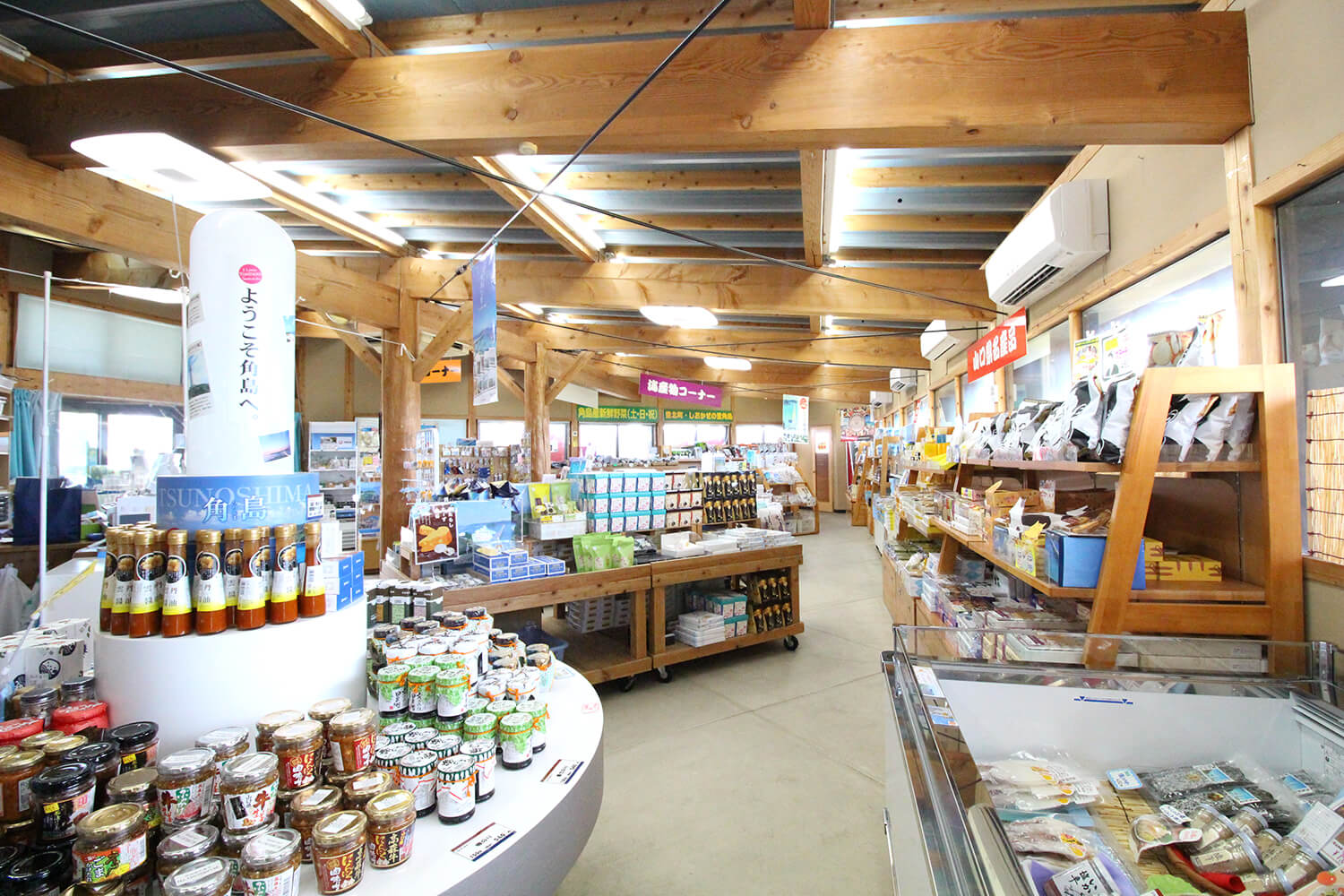 這裡有各種角島特有的特產，如海鮮和竹輪、糖果等加工品。 這裡有很多只有在這裡才能買到的限定商品。