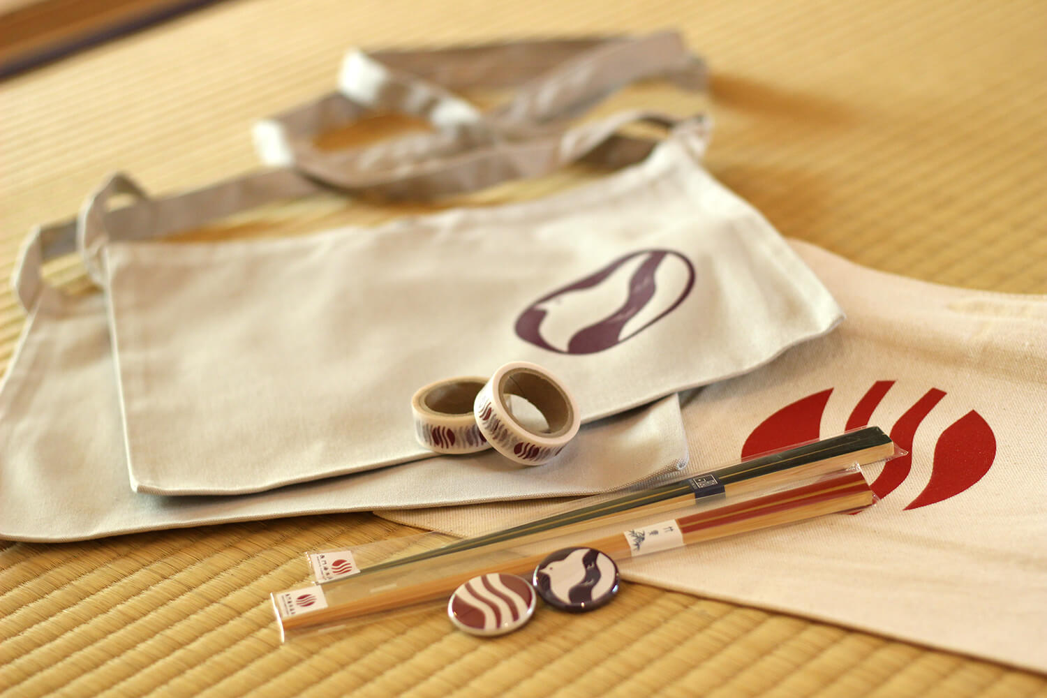 「Sacoche」（JPY1500）、「美紋紙膠帶」（500日圓）、「竹筷」（550日圓）等各種原創商品