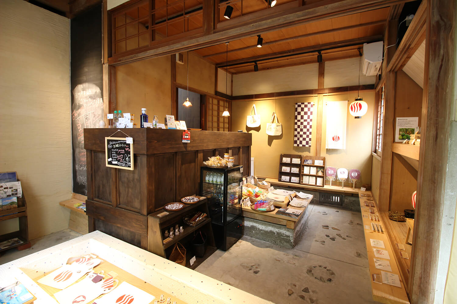 店內擺滿了精心挑選的商品。 大部分室內裝飾都是學生手工製作的。 看來他還幫助了當地的孩子和老人