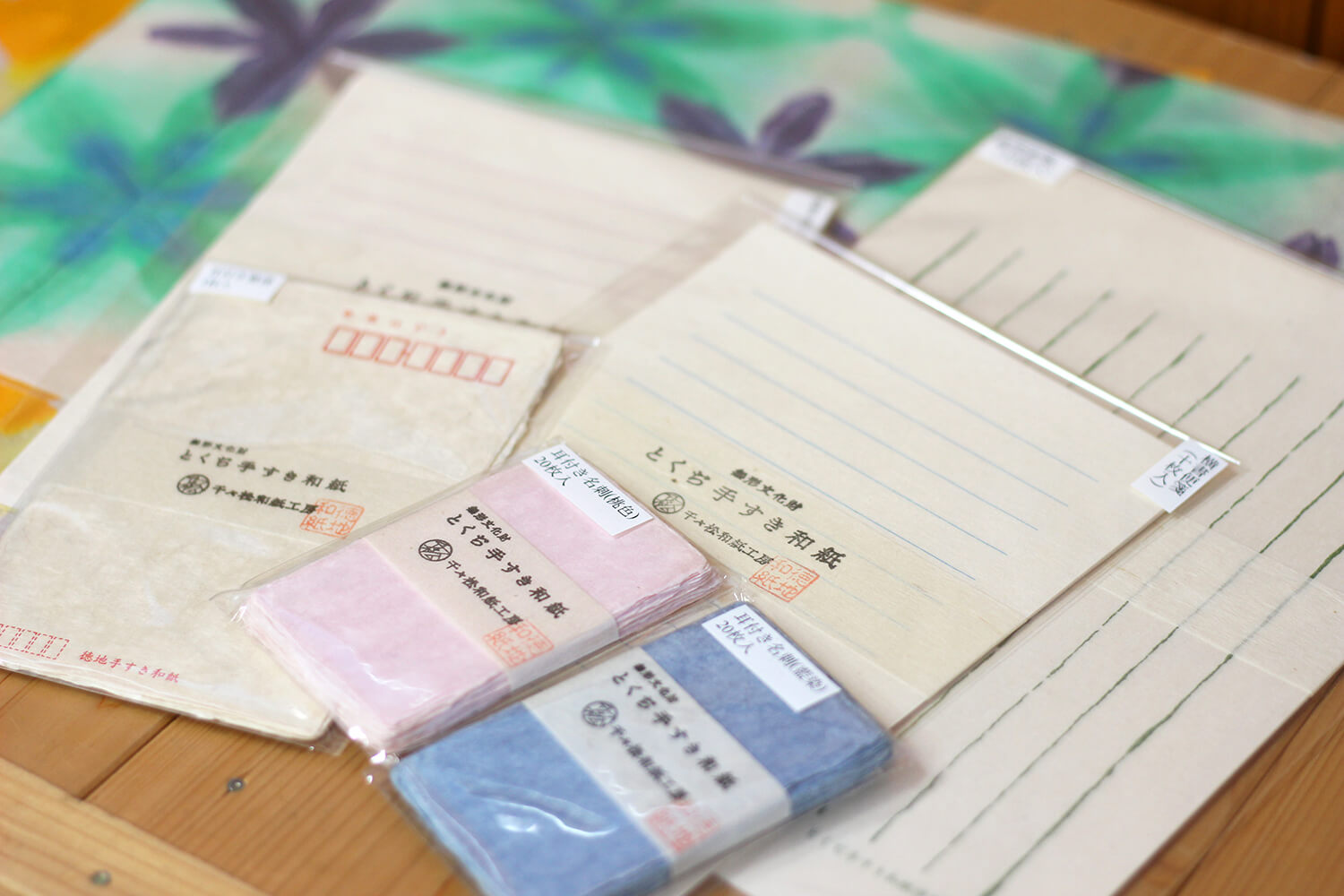 這裡有很多手工製作的和紙，如「染色和紙」（300日圓）、「名片」（620日圓）和「明信片」（370日圓）等