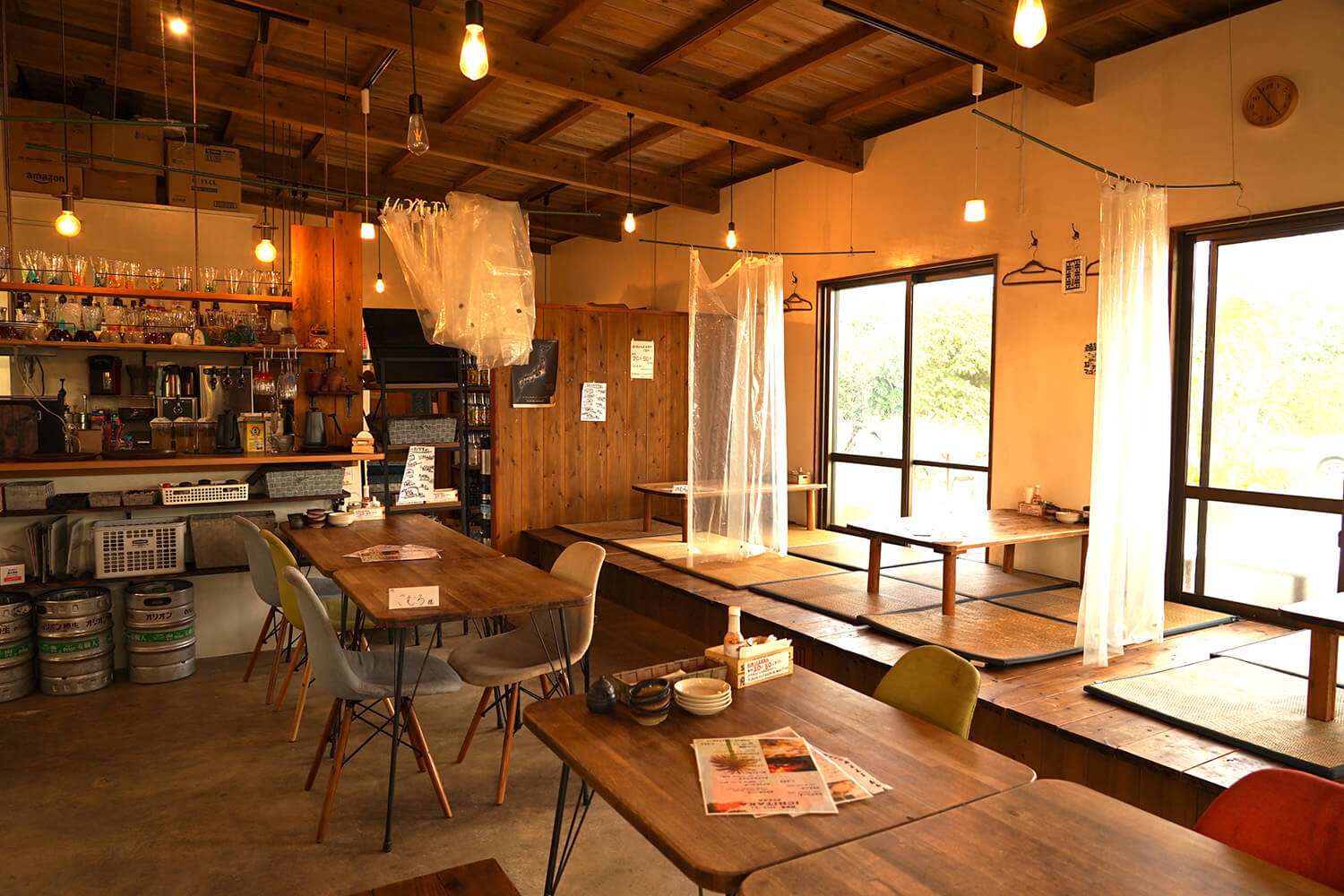 店內除了榻榻米座位、桌子座位、吧台座位外，外面還有陽台座位