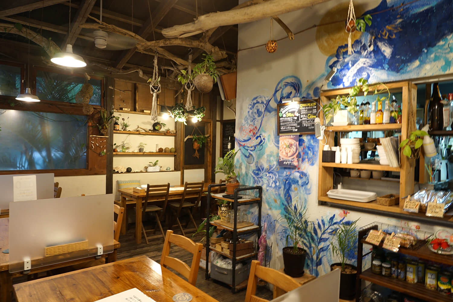 店內也綠意盎然，氣氛明亮休閒。