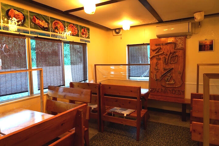 有桌子座位和吧台座位的小店