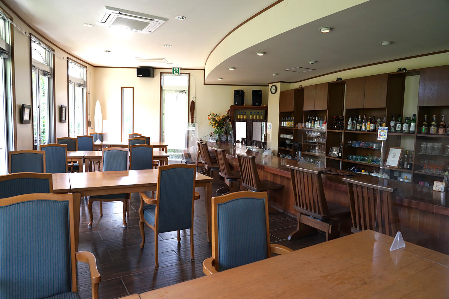 榻榻米座位也有桌子座位、吧台座位和包廂。 舒適的內飾，設有大窗戶
