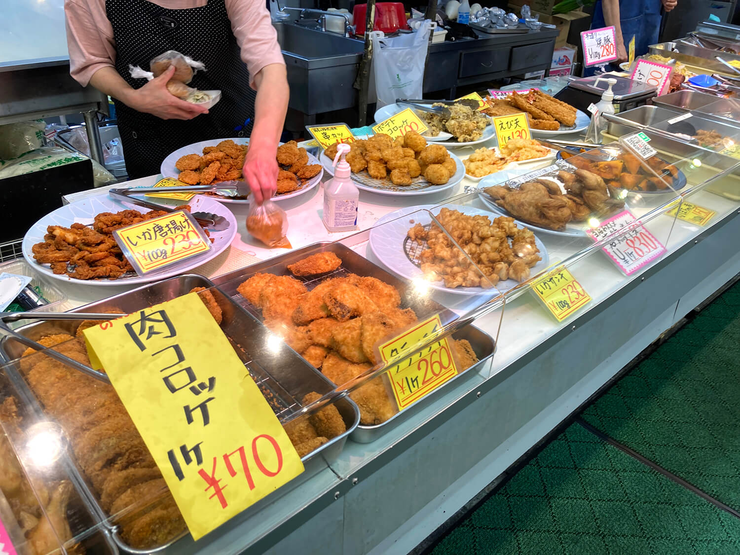 用購買的小菜和魚板來充飢也是逛市場的樂趣之一。