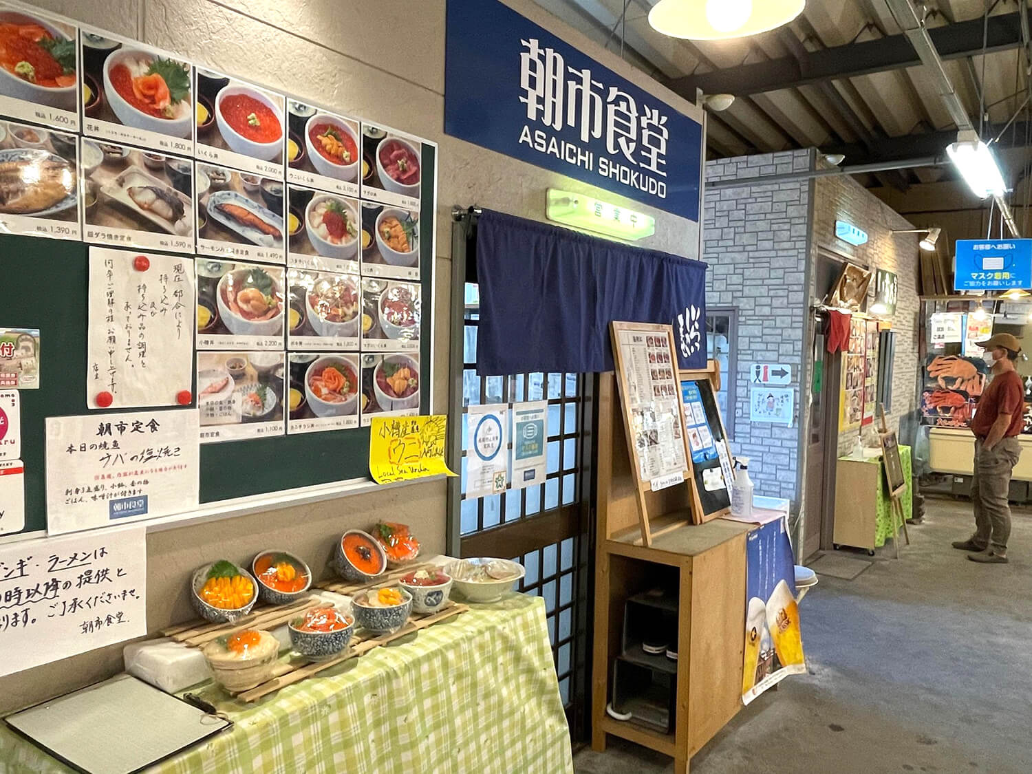 您可以在「早市食堂」以合理的價格享用各種海鮮蓋飯