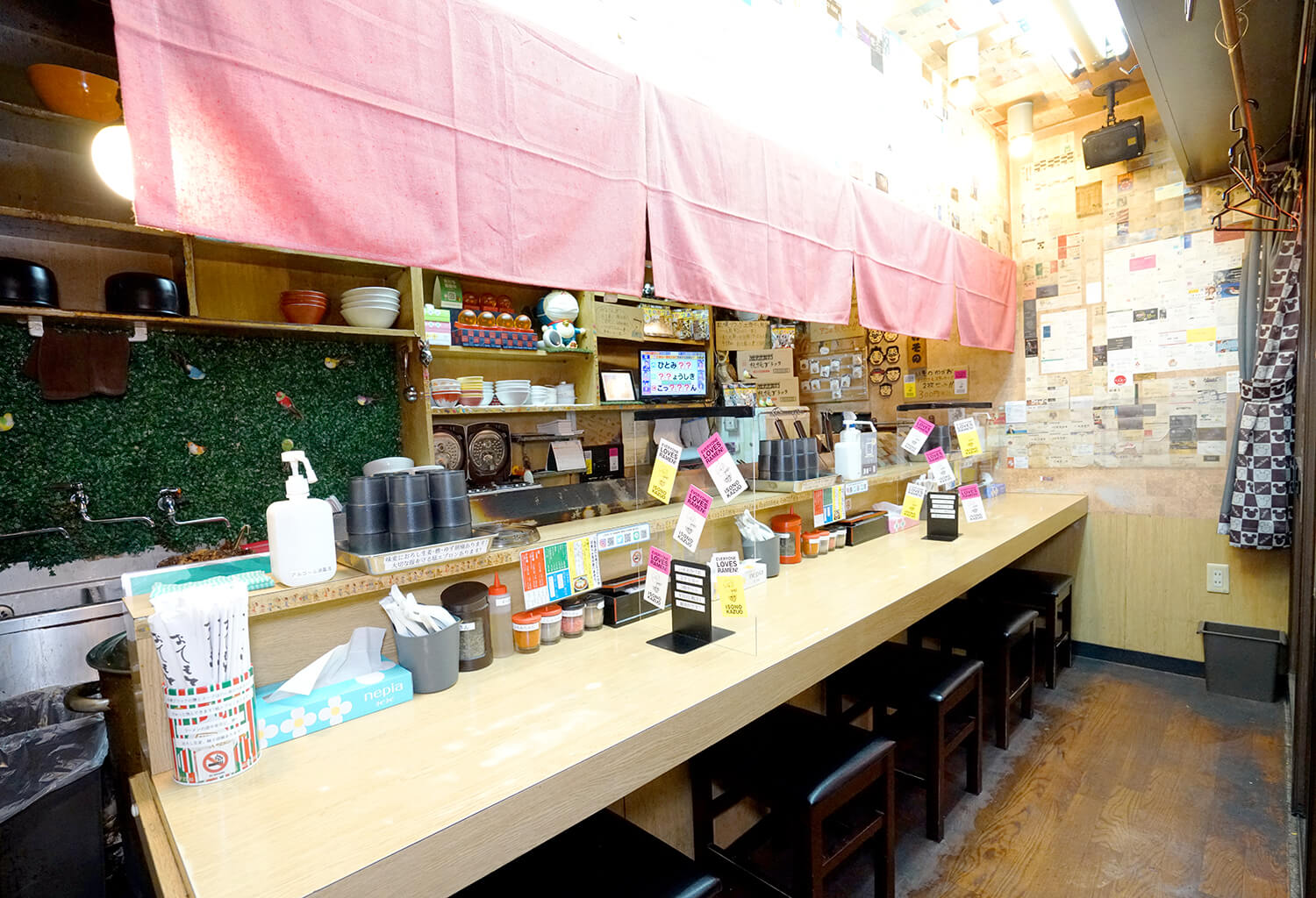 牆上掛滿了詢問過這家店的顧客的名片