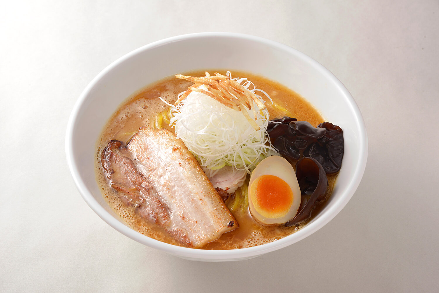 招牌菜單「濃郁味噌拉麵」（950日圓）因品嚐正宗味噌拉麵而廣受歡迎。