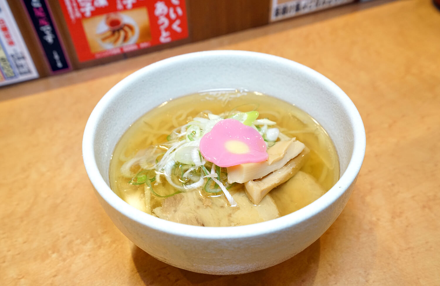 永不無聊的簡單很有吸引力。 用煮干魚熬製的清淡湯頭「煮干魚鹽味拉麵」（700日圓）