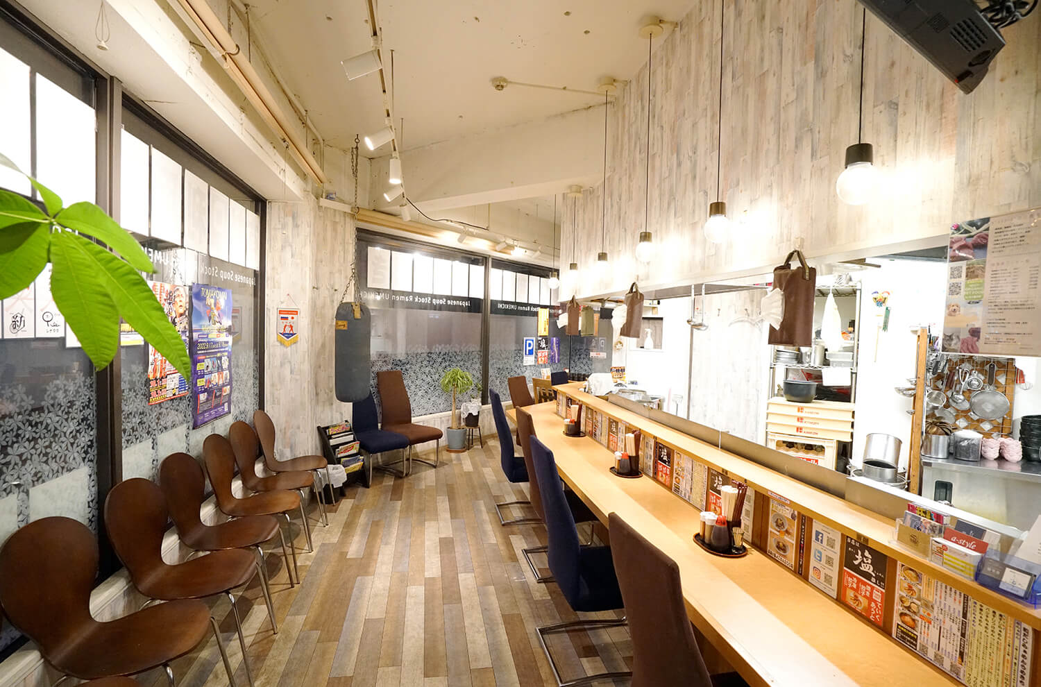 時尚的木紋店裡掛著沙袋