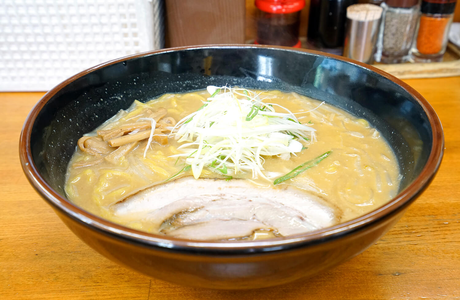 使用特製味噌製成的美味「信州國味噌拉麵」（800 日元）