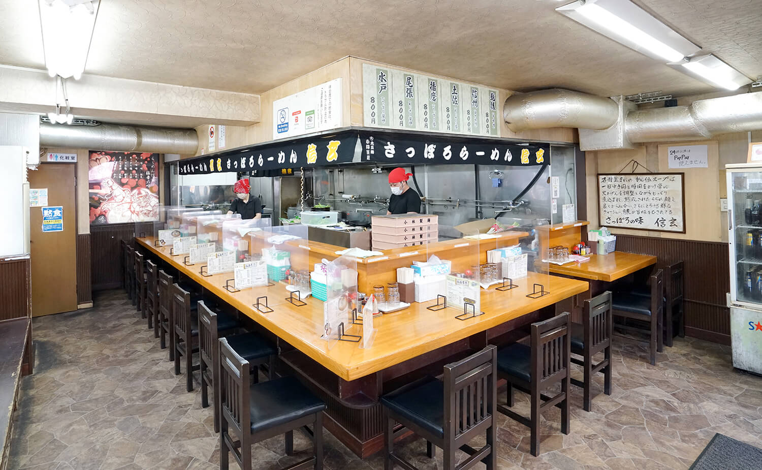 店內溫馨，擺滿了以勇敢的軍閥命名的拉麵菜單