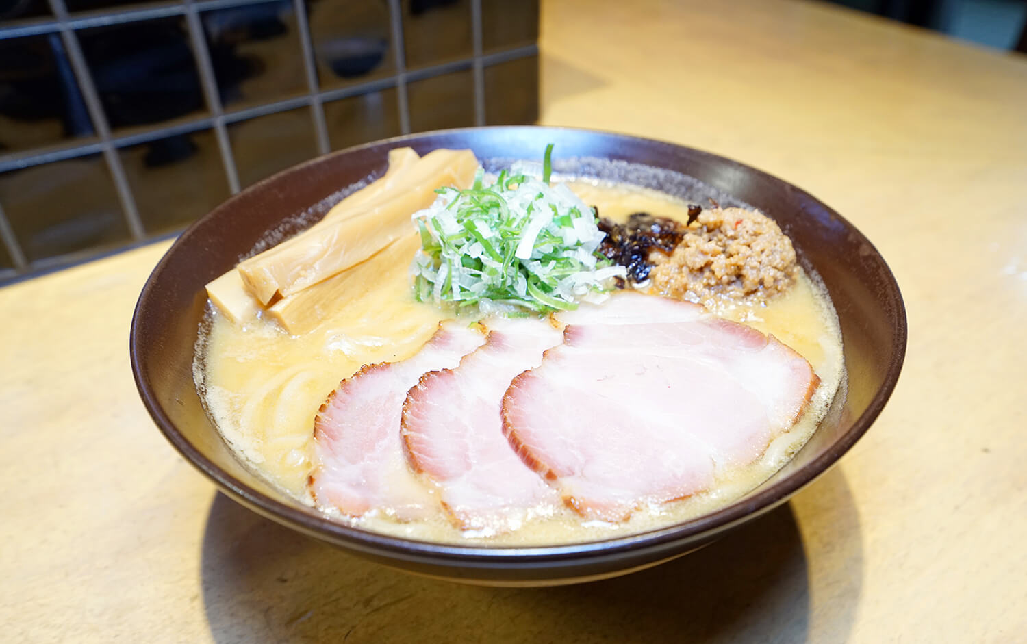 海鮮風味濃郁、口感濃郁的「味噌拉麵」（900日圓）