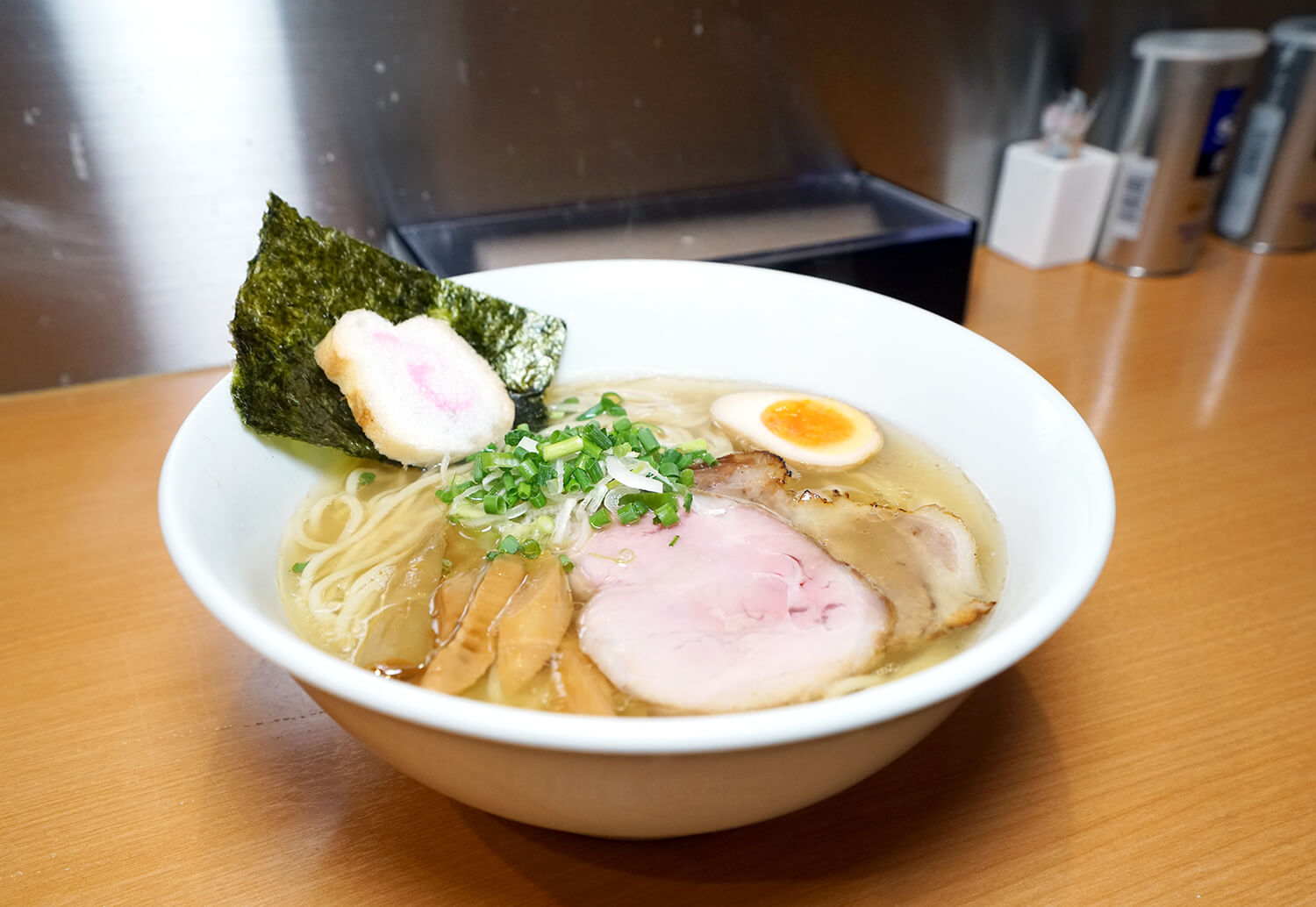 「雞湯鹽拉麵」（900日圓）以其清淡而鹹味的口味而受到許多粉絲的歡迎。