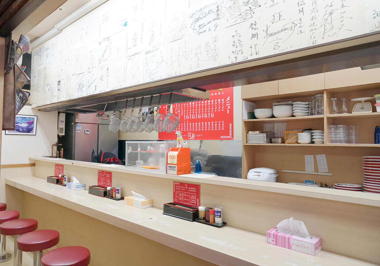 店內只有吧台，充滿了讓人聯想到小吃攤的懷舊情懷