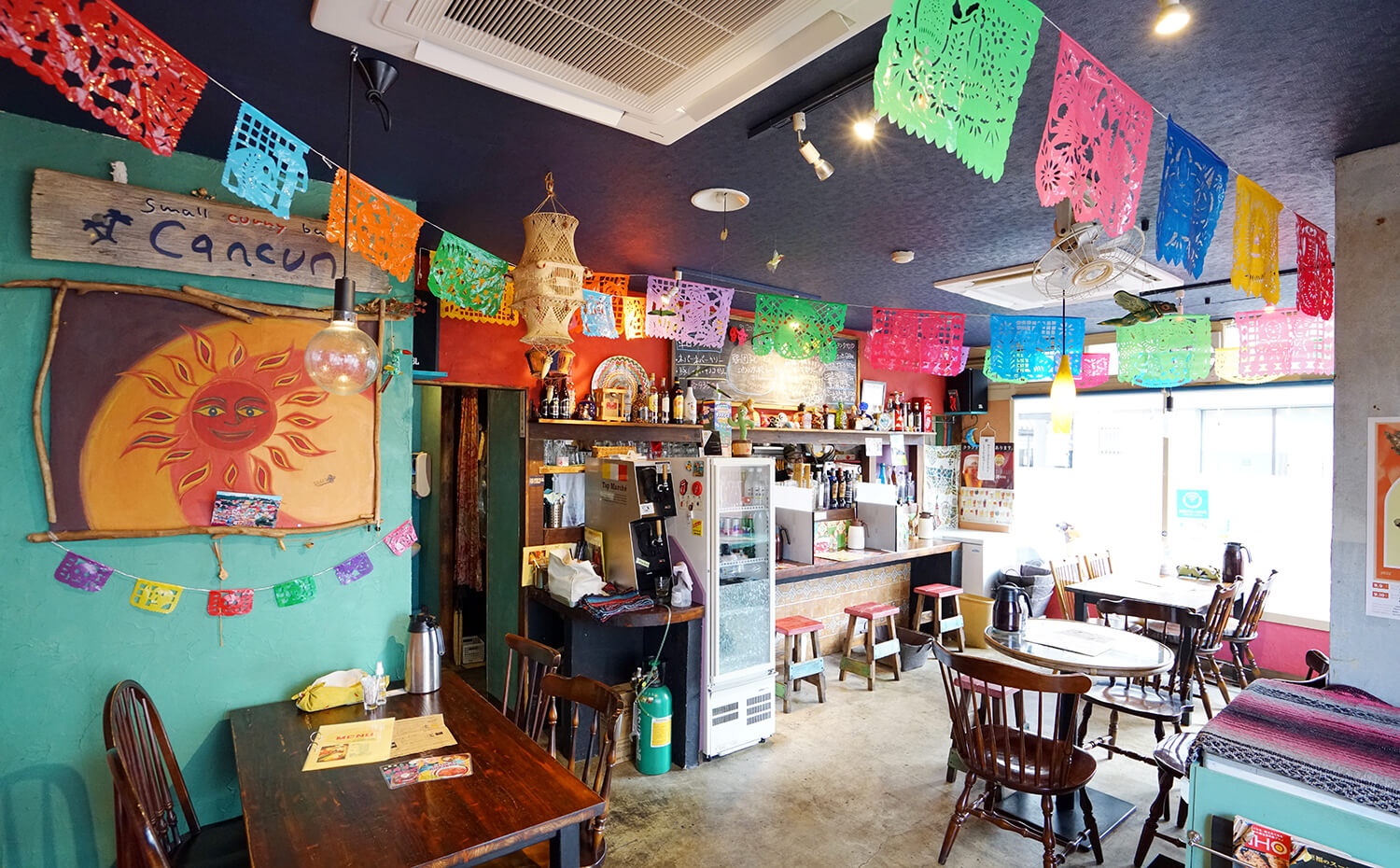 수제 가게에는 이국적인 잡화가 가득합니다