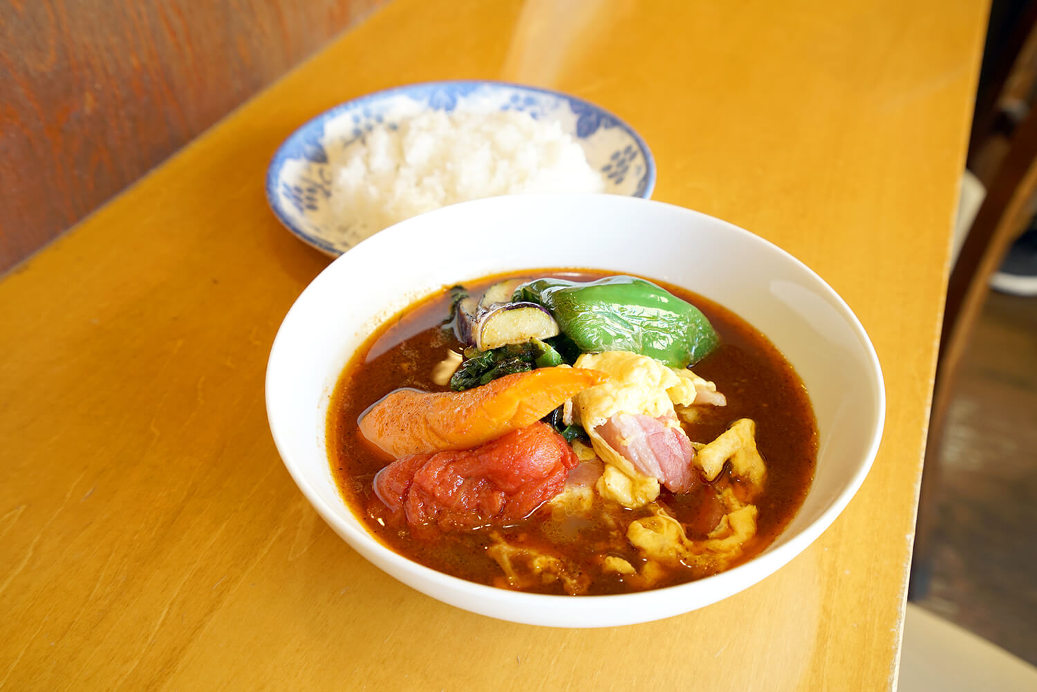 푹신푹신한 계란과 오리지널 베이컨으로 야채의 맛을 최대한으로 끌어내는 