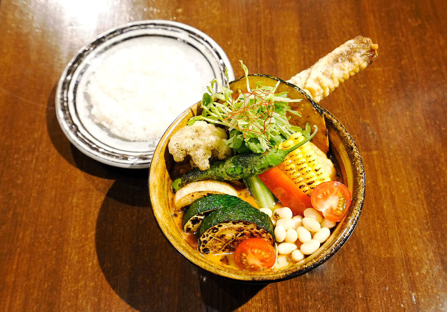 홋카이도의 제철 야채를 듬뿍 사용한 '제철 야채 카레'(JPY1400)는 어쩔 수 없이 사진을 찍을 수 없을 정도로 생생하게 보입니다