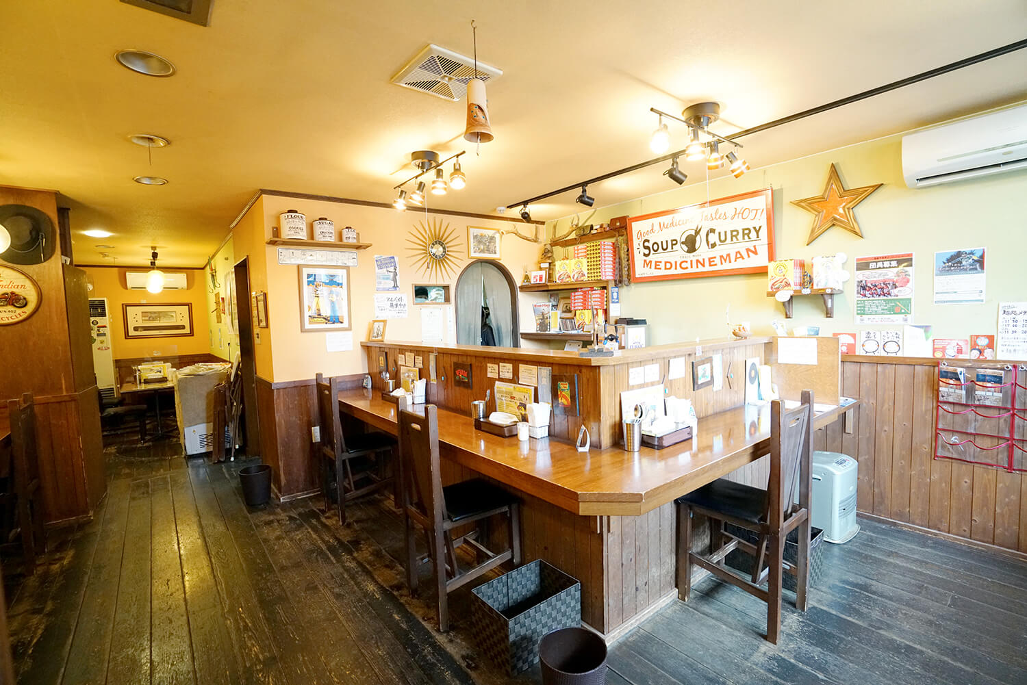 가게의 마스코트 캐릭터가 여기저기서 볼 수 있고, 가게 안은 밝은 즐거움으로 가득 차 있습니다